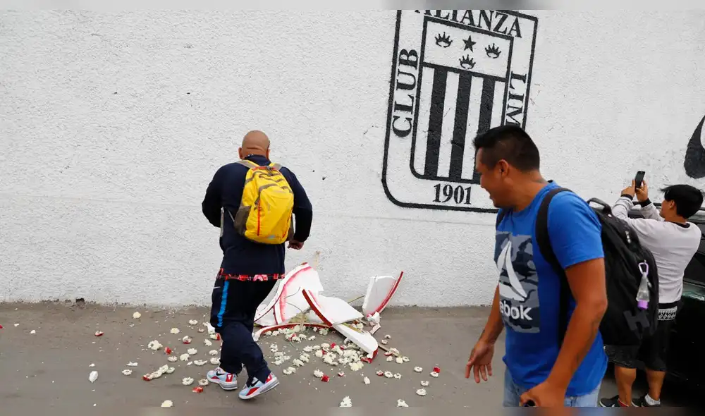 Presunto hincha de Alianza detroza arreglo floral que envió Universitario. Foto: Diario LÍBERO.