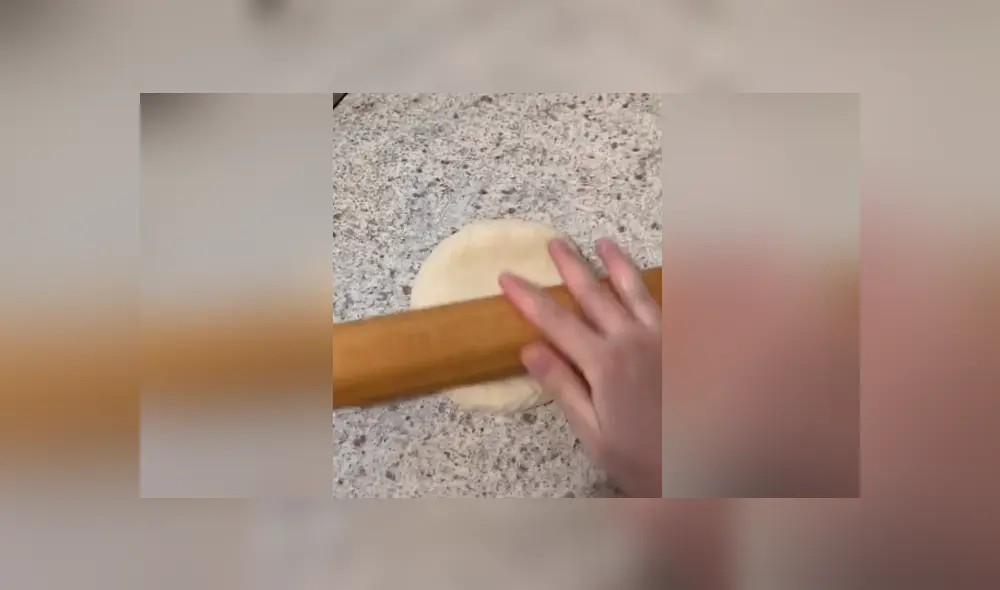 La joven mostró cómo preparar este popular platillo de una forma sencilla utilizando una sartén. Foto: Tiktok