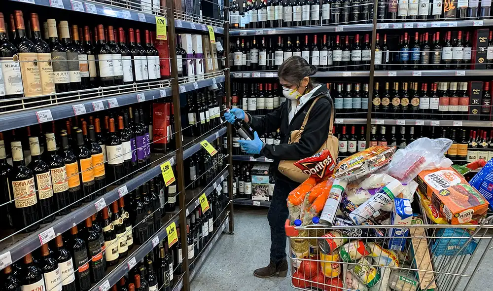 El Banco Central de Chile estima que la economía se contrajo entre 5,7% y 6,2% en 2020. Foto: AFP El Banco Central de Chile estima que la economía se contrajo entre 5,7% y 6,2% en 2020. Foto: AFP