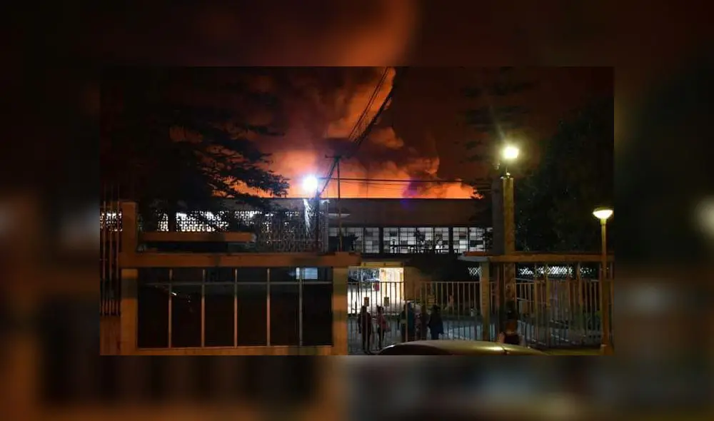 Chosica: incendio consume almacén de zapatos en la carretera Central [VIDEO]  