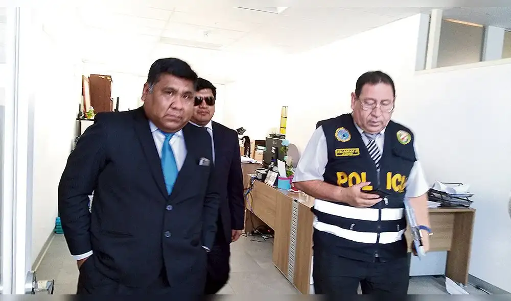 Pesquisas. Fiscal y policía en oficinas de Gob. Regional.