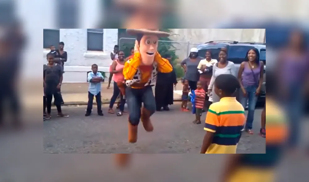 En Facebook, un joven con traje de Woody desafió a un pequeño en medio de la pista a un duelo de baile.