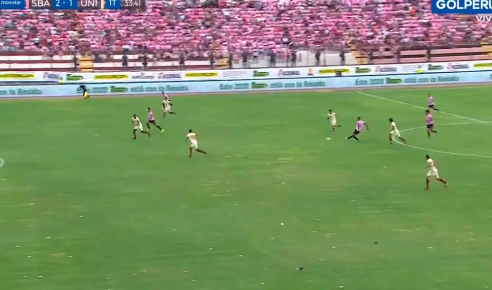 'Cachito' Ramírez dejó en ridículo a Guarderas y dio pase a Huguenet. Foto: Captura