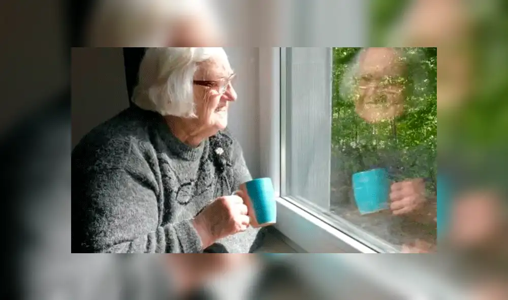Anciana desde la ventana. Foto: Referencial.