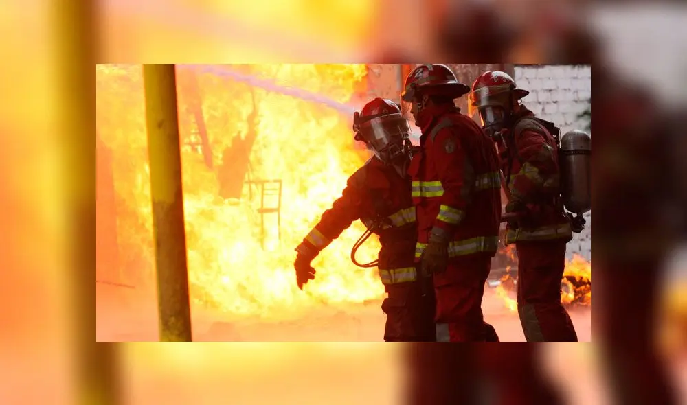 Miembros del Cuerpo General de Bomberos casi fueron atropellados por una mujer. Miembros del Cuerpo General de Bomberos casi fueron atropellados por una mujer.