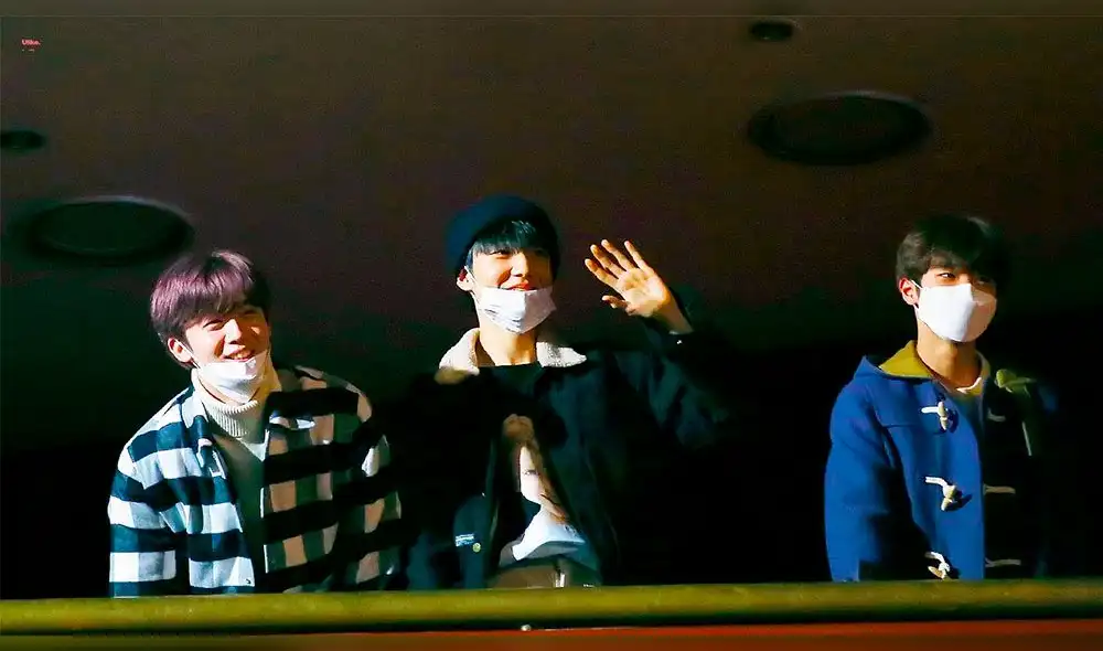 Otros integrantes de X1 fueron a saludar a Hangyul y Dohyon durante su fanmeeting.