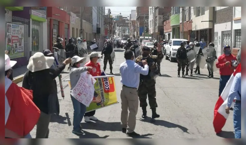 Manifestantes exigen ser escuchados por el Gobierno. Foto: Asociación de Deudores