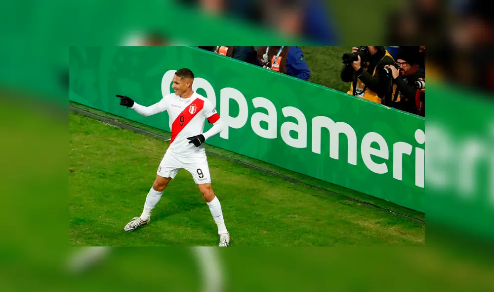 Peru vs Chile: la celebración de Paolo Guerrero en los camerinos. Foto: EFE Peru vs Chile: la celebración de Paolo Guerrero en los camerinos. Foto: EFE