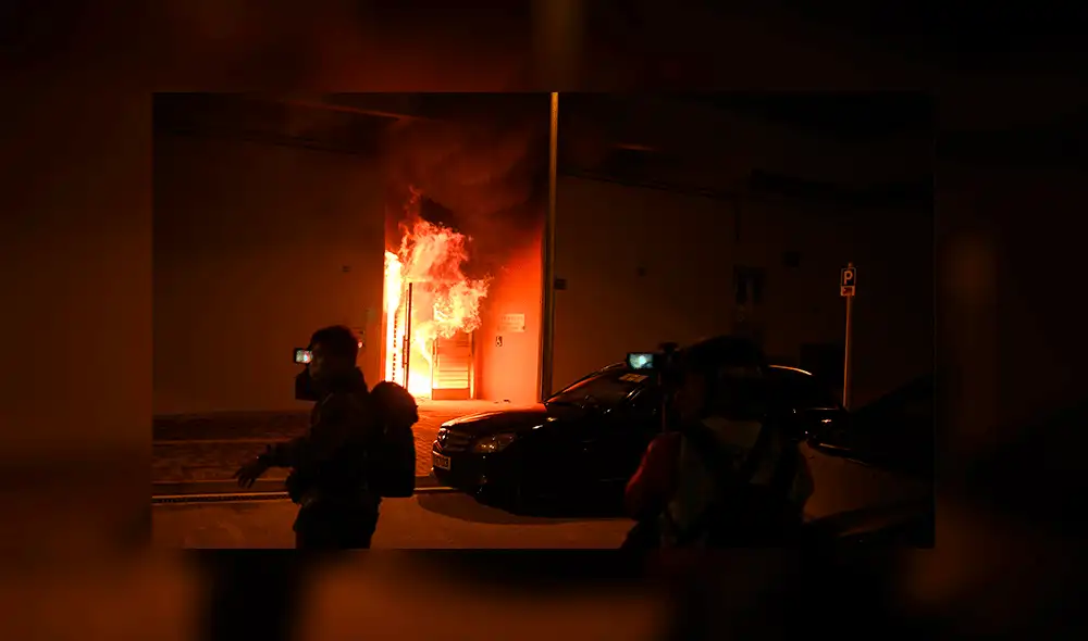 La entrada del edificio de cuarentena se incendia por los ataques de los manifestantes en Hong Kong. Foto: AFP.
