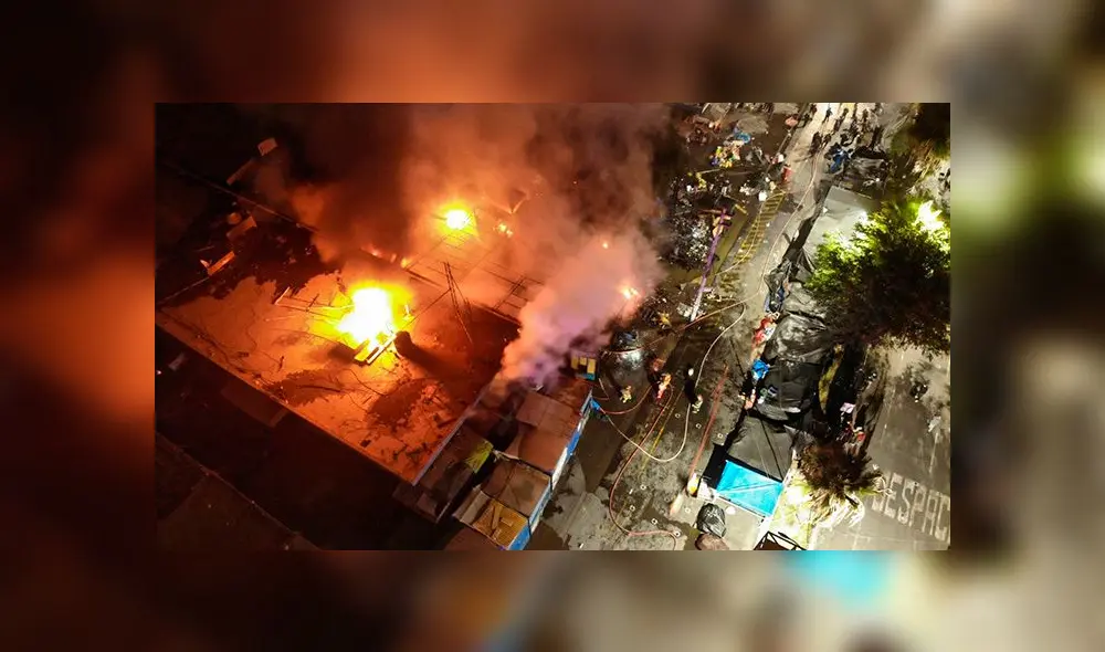 El fuego se extendió por diferentes frentes y dejó en escombros al menos 22 negocios. El fuego se extendió por diferentes frentes y dejó en escombros al menos 22 negocios.