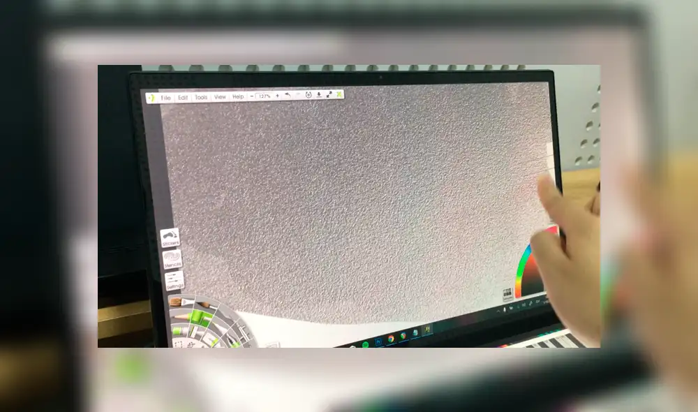 La pantalla OLED plasma bien los detalles en granularidad .