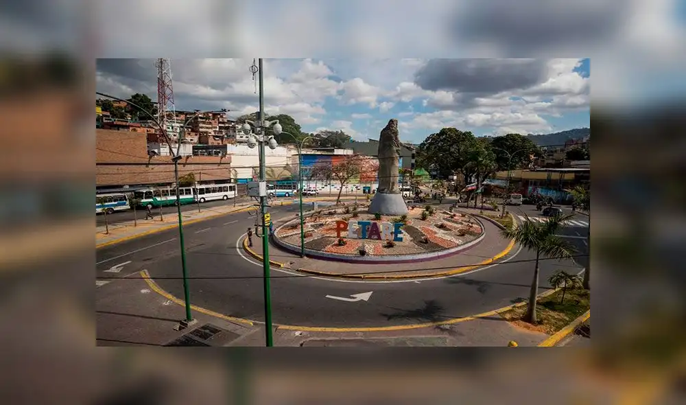 Vista general de una redoma del sector Petare, prácticamente vacía el lunes, en Caracas (Venezuela). Foto: EFE