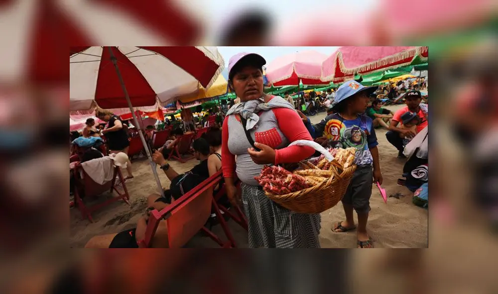 Agua Dulce se vio repleta de personas, quienes llegaron con sombrillas y muchas ganas de pasar el primer día del año. (Foto: Jorge Cerdán / La República)