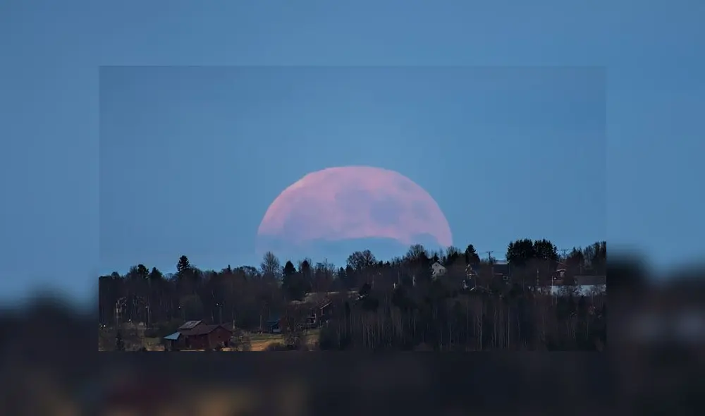 Luna llena de junio de 2014, captada desde la aldea sueca de Marieby. La Luna se ve grande porque la escena fue capturada con una lente de larga distancia focal. Foto: Goran Strand / NASA.