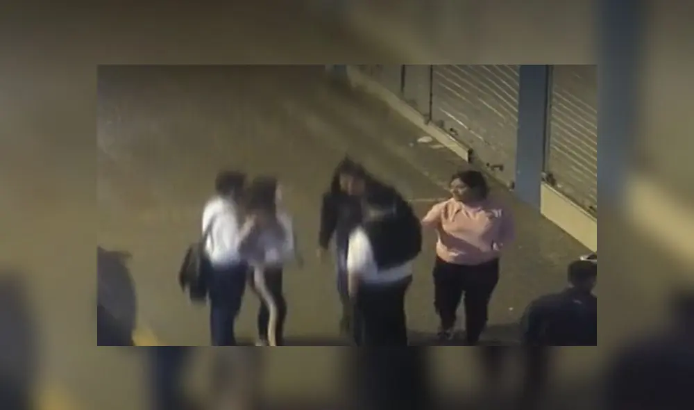 La madrugada del miércoles 7 los serenos de Independencia advirtieron que un grupo de mujeres abordó a dos amigos y tras acercarse les hurtaron sus celulares. (Foto: Captura de América Noticias) La madrugada del miércoles 7 los serenos de Independencia advirtieron que un grupo de mujeres abordó a dos amigos y tras acercarse les hurtaron sus celulares. (Foto: Captura de América Noticias)