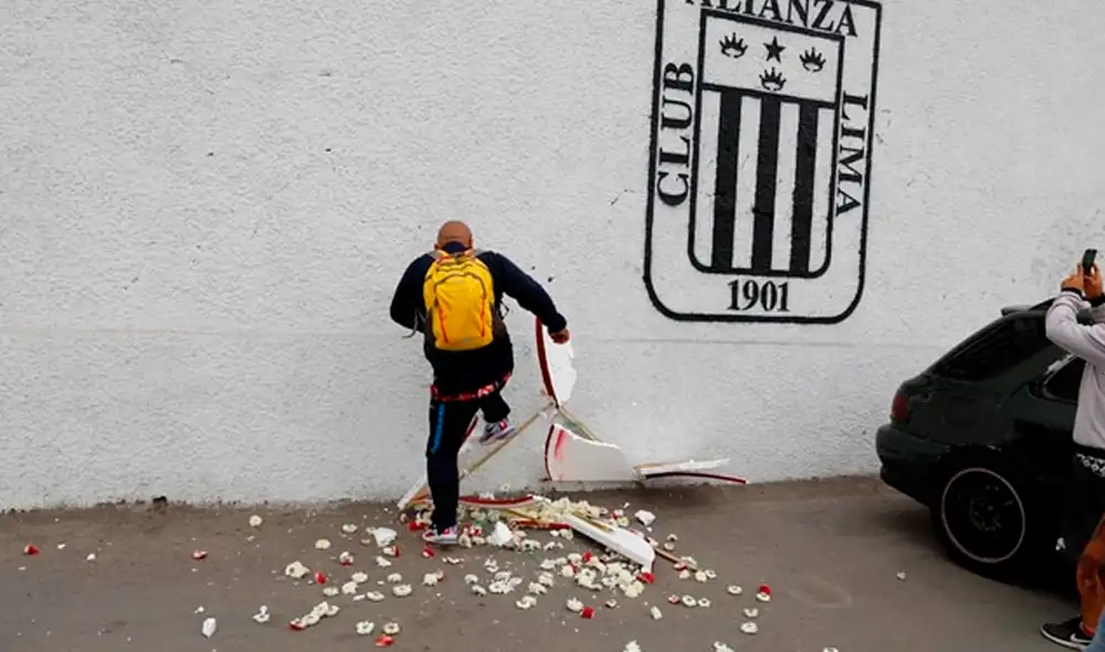 Alianza Lima lamentó que el arreglo floral enviado por Universitario de Deportes haya sido destrozado. | Foto: Líbero Alianza Lima lamentó que el arreglo floral enviado por Universitario de Deportes haya sido destrozado. | Foto: Líbero