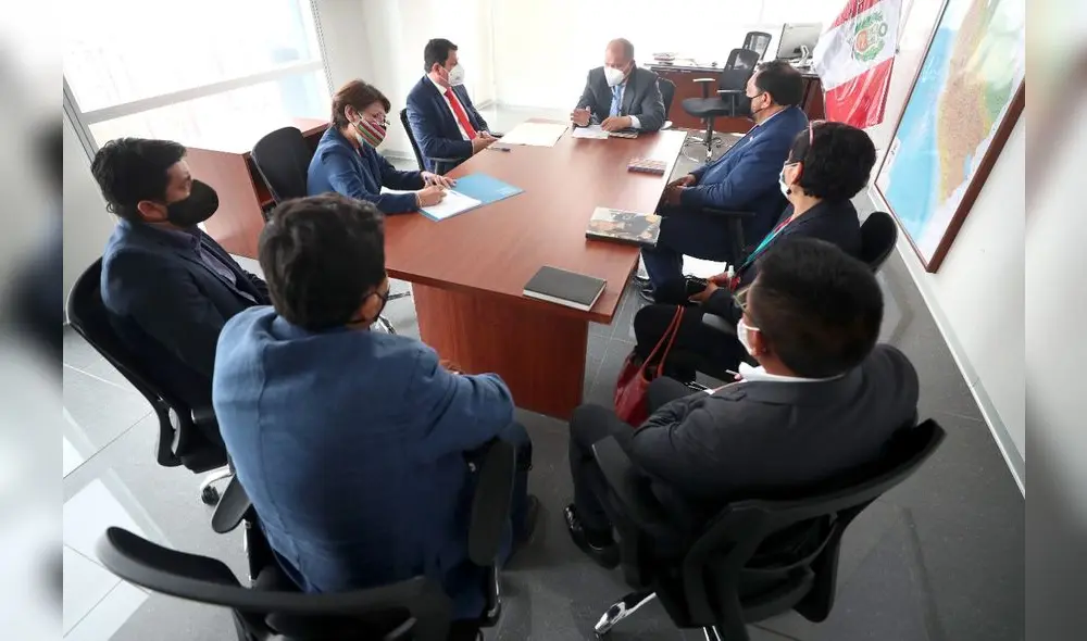 Gobernador Regional Firma convenio. Foto: La República.