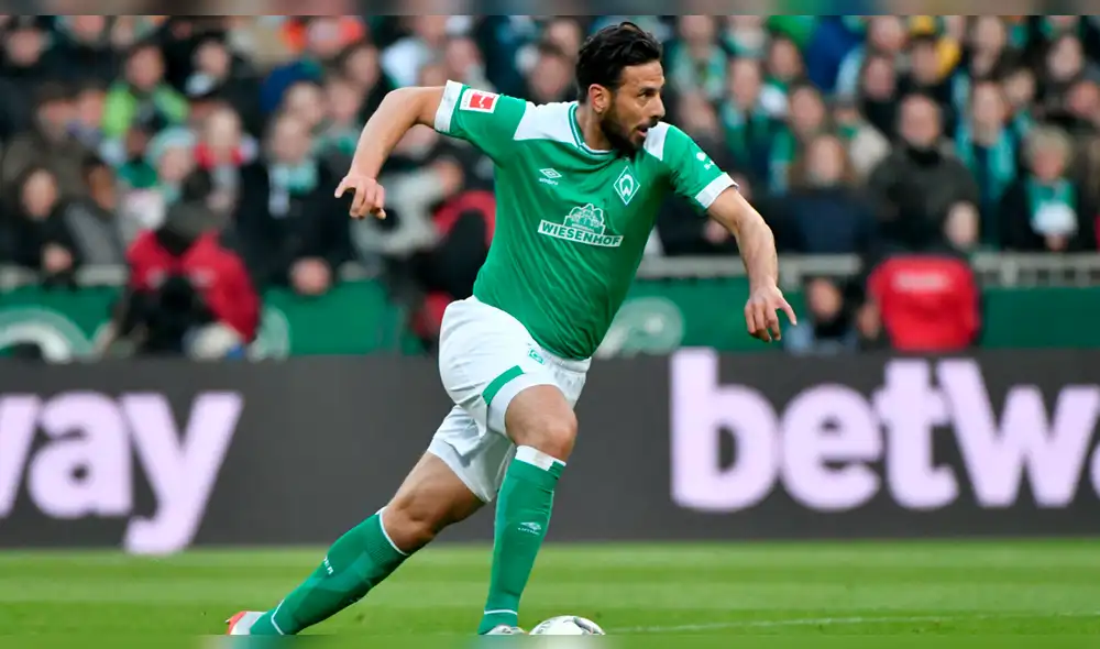 Claudio Pizarro: directivo del Werder Bremen criticó la actitud del peruano al posar con una cerveza cuando el equipo pelea el descenso.