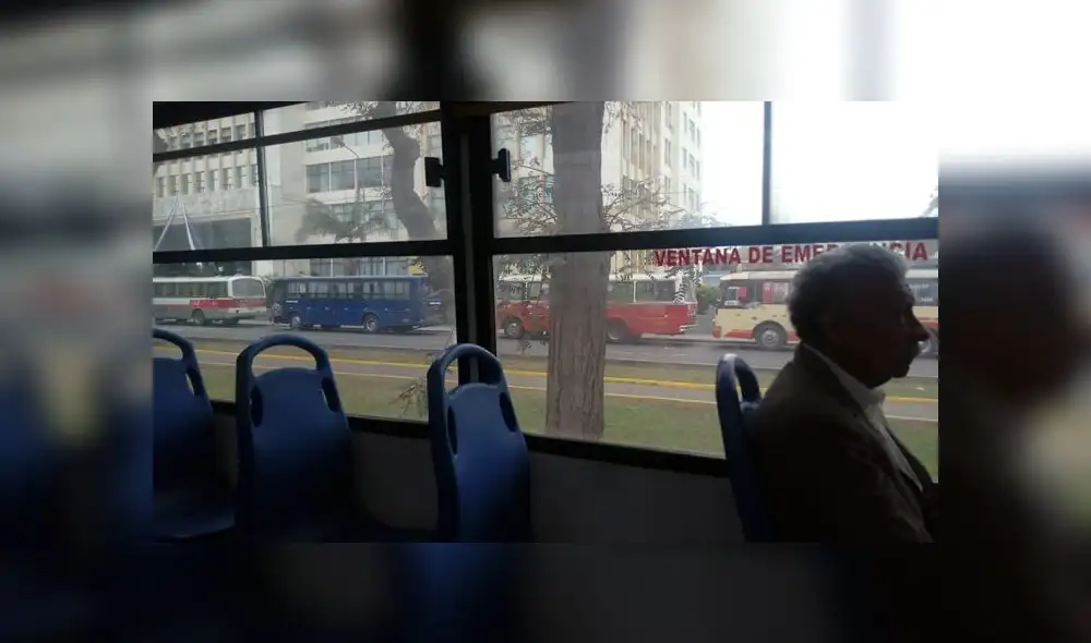 Jesús María: buses estacionan en medio de la avenida Salaverry Jesús María: buses estacionan en medio de la avenida Salaverry