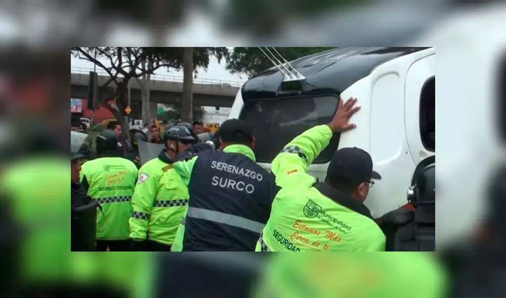 Serenos de Surco intervinieron 2 mototaxis informales. Créditos: Municipalidad de Surco. Serenos de Surco intervinieron 2 mototaxis informales. Créditos: Municipalidad de Surco.