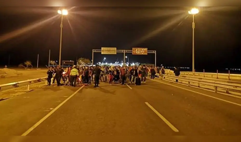 Peruanos acamparon exigiendo les permitan cruzar frontera. Peruanos acamparon exigiendo les permitan cruzar frontera.