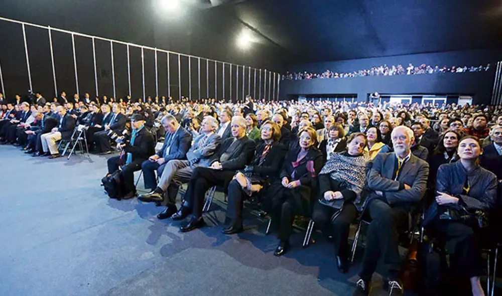 Cautivos. El auditorio en tope escuchaba atento el discurso de Mario vargas Llosa.
