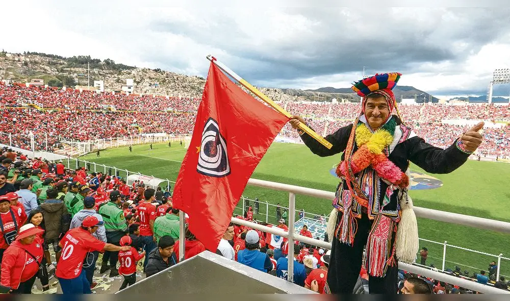 Pintado de rojo. Miles de hinchas, y este personaje vestido con trajes típicos del Cusco, abarrotaron las graderías del estadio Inca Garcilaso de la Vega en una jornada de fútbol inolvidable.