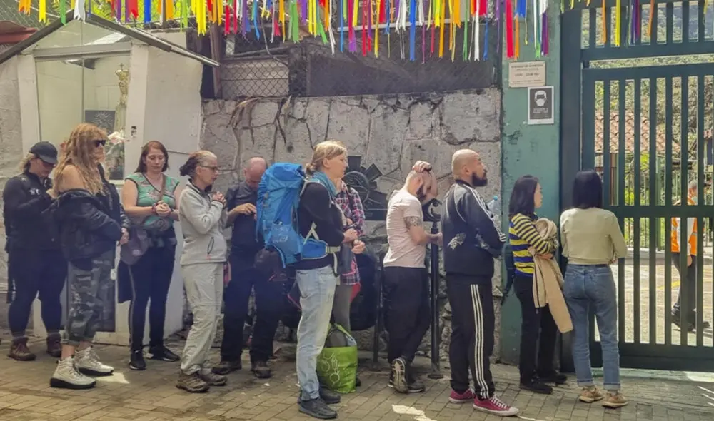 Turistas varados hacen fila en el terminal de trenes de la localidad de Machu Picchu, luego de la suspensión de los servicios desde y hacia Machu Picchu debido a las protestas en Perú. Foto: AFP Turistas varados hacen fila en el terminal de trenes de la localidad de Machu Picchu, luego de la suspensión de los servicios desde y hacia Machu Picchu debido a las protestas en Perú. Foto: AFP