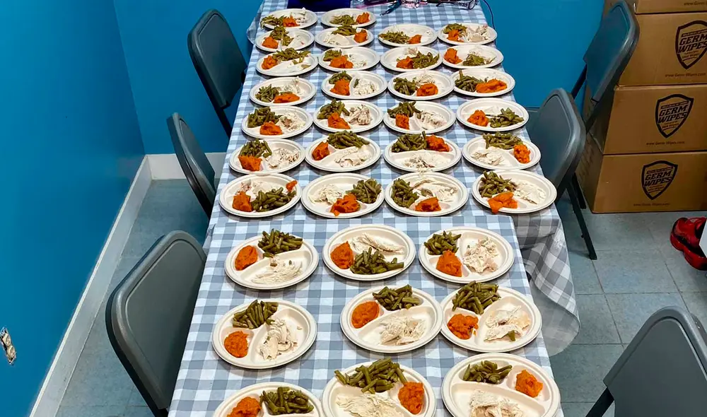 Desliza hacia la izquierda para ver la noble labor de un grupo de jóvenes para celebrar Día de Acción de Gracias con perritos sin hogar. Foto: Facebook Desliza hacia la izquierda para ver la noble labor de un grupo de jóvenes para celebrar Día de Acción de Gracias con perritos sin hogar. Foto: Facebook