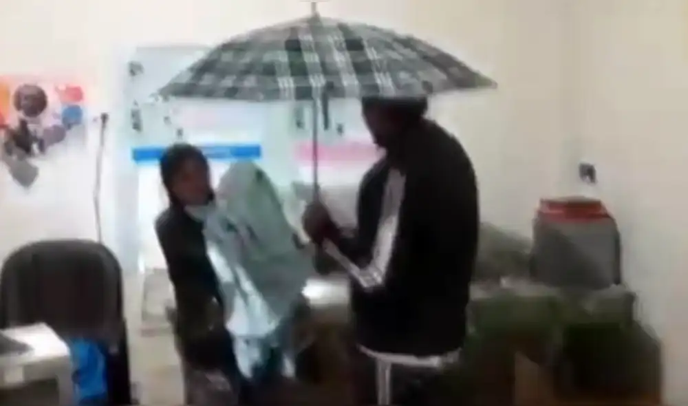 Ayacucho: innumerables goteras en centro de salud obliga a los pacientes utilizar paraguas  [VIDEO]