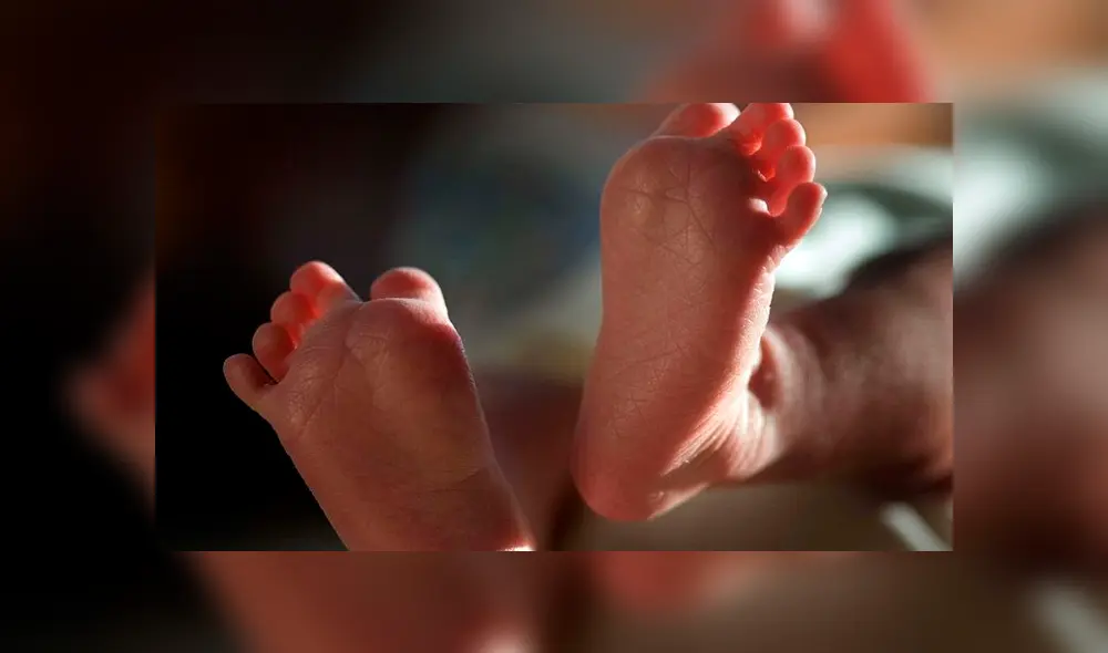 Después de cuatro horas y a poca distancia del evento, hallaron a la bebé en estado crítico junto al hombre de 30 años. (Foto: Dayli Mail)