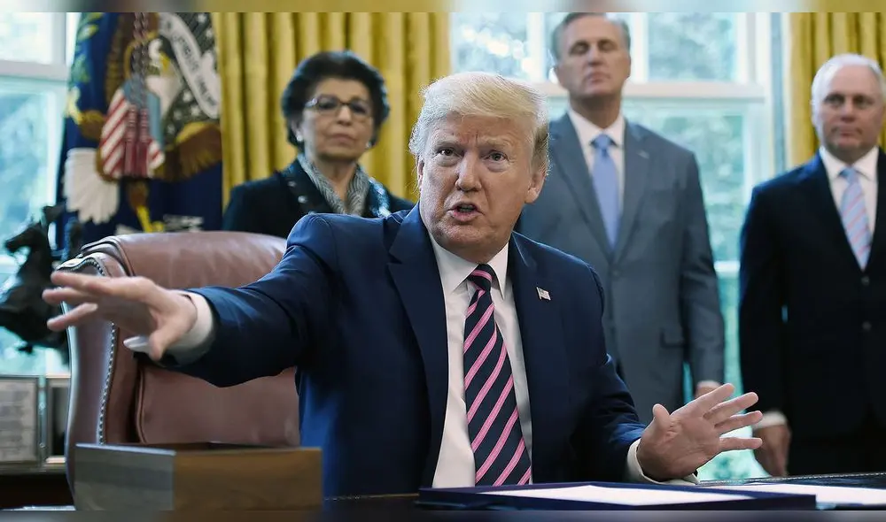 El presidente de los Estados Unidos, Donald Trump, responde a las preguntas de los periodistas en la Oficina Oval de la Casa Blanca en Washington, DC, el 24 de abril de 2020. El presidente de los Estados Unidos, Donald Trump, responde a las preguntas de los periodistas en la Oficina Oval de la Casa Blanca en Washington, DC, el 24 de abril de 2020.