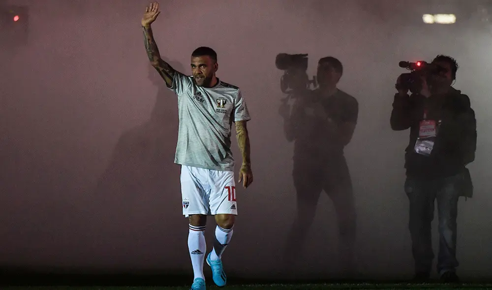 Dani Alves fue presentado ante 40 000 personas en Morumbí de Sao Paulo con su camiseta número '10'. | Foto: AFP Dani Alves fue presentado ante 40 000 personas en Morumbí de Sao Paulo con su camiseta número '10'. | Foto: AFP