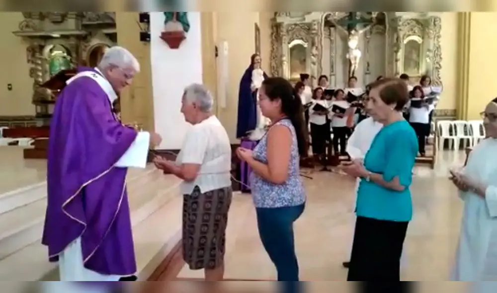 Personas de la tercera edad se acercaron a comulgar hoy domingo. Personas de la tercera edad se acercaron a comulgar hoy domingo.
