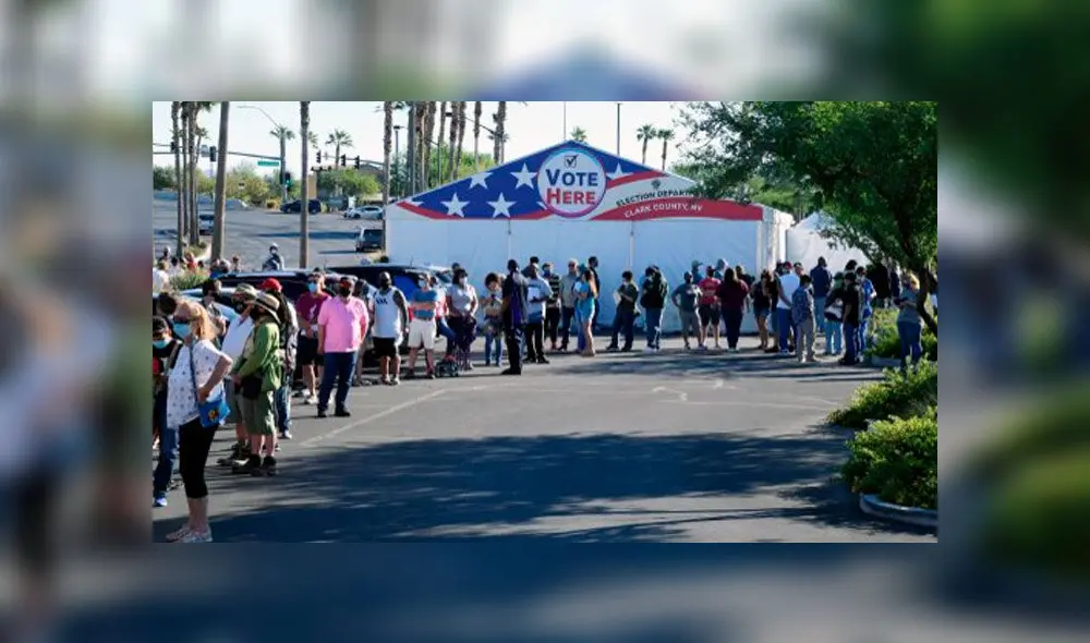 Personas hacen fila para votar en un centro comercial el primer día de votación anticipada en persona el 17 de octubre de 2020 en Las Vegas, Nevada. Foto: AFP Personas hacen fila para votar en un centro comercial el primer día de votación anticipada en persona el 17 de octubre de 2020 en Las Vegas, Nevada. Foto: AFP