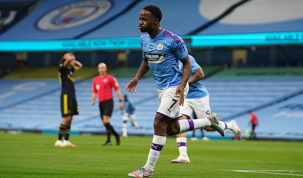 Raheem Sterling aprovechó un blooper de David Luiz para marcar el primer gol del Manchester City vs. Arsenal. | Foto: AFP