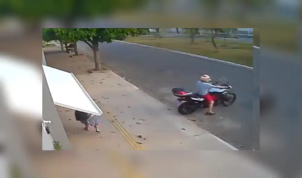 En Facebook, una mujer quedó atrapada en una desconocida casa tras ser ‘tragada’ por un portón automático. En Facebook, una mujer quedó atrapada en una desconocida casa tras ser ‘tragada’ por un portón automático.