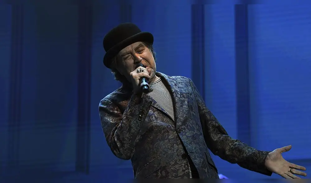 El cantautor fue bajado del escenario en una camilla y entre las palmas de los miles de asistentes. (Foto: AFP)