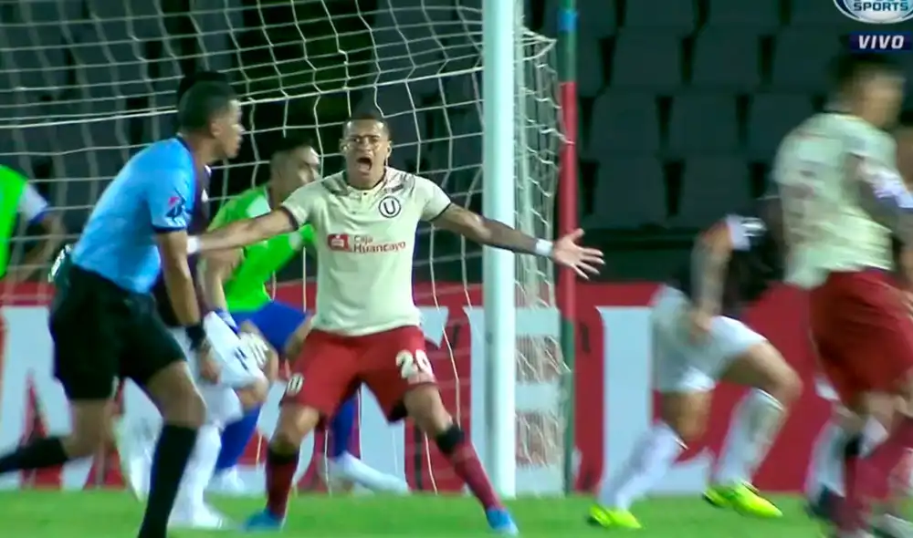 Jugadores de Universitario reclamaron por una supuesta mano en el área de Carabobo en la Copa Libertadores 2020. | Foto: Fox Sports 2