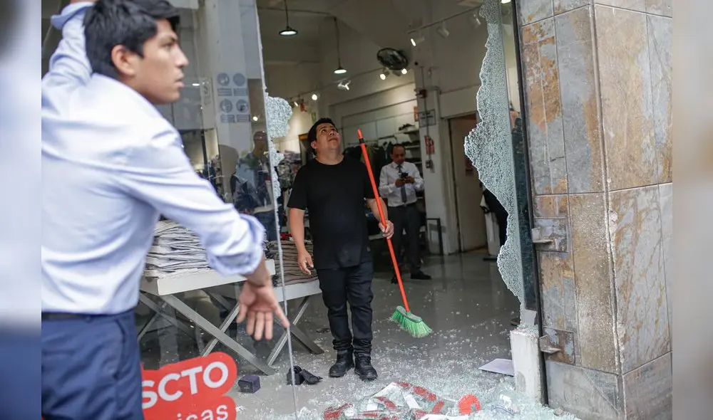 saqueos en Arequipa. Manifestantes rompieron vidrios de negocios de el Cercado de Arequipa para robar celulares, prendas de vestir, entre otros objetos. saqueos en Arequipa. Manifestantes rompieron vidrios de negocios de el Cercado de Arequipa para robar celulares, prendas de vestir, entre otros objetos.