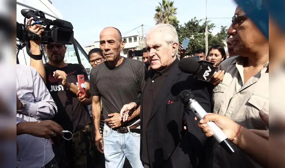 Alan Garcia: militantes del APRA llegan al hospital tras muerte del expresidente [FOTOS]