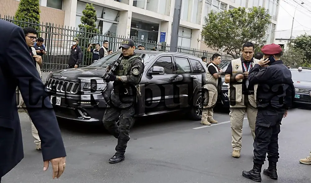 Protagonistas. El jefe de la Escolta, mayor PNP Luis Alarcón, coordina con el coronel PNP Walter Ramos (con boina). Foto: Félix Contreras/La República