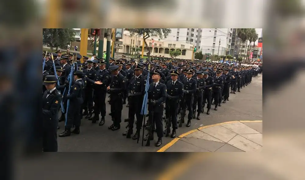 Familias enteras disfrutaron del variado y colorido cronograma del Desfile Militar. (Foto: La República)