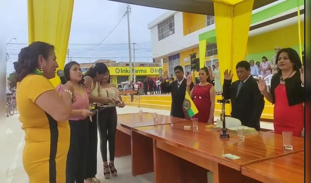 Nuevas autoridades juramentaron ayer lunes 1 de enero. Foto: Municipalidad Las Lomas.