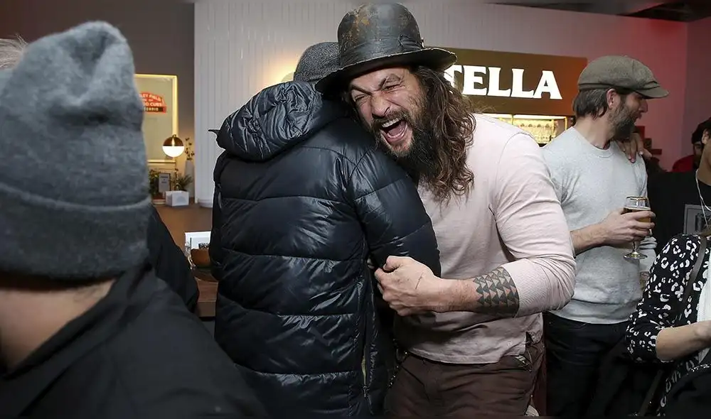 Jason Momoa queda atrapado en ascensor.