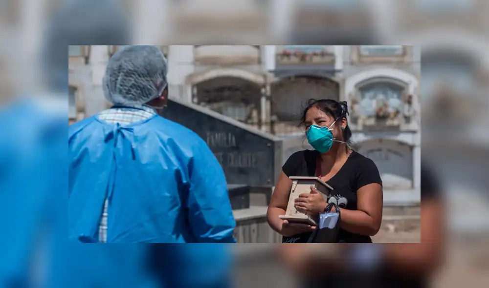 Los familiares reciben las cenizas. Los familiares reciben las cenizas.