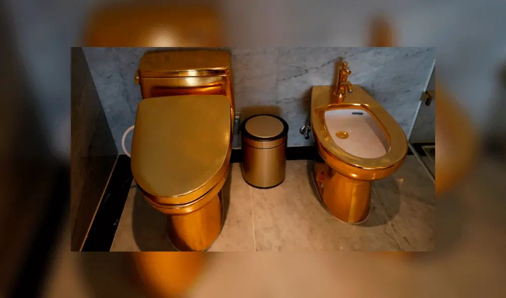 Incluso los inodoros están cubiertos del metal precioso. Foto: Reuters.