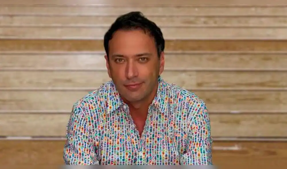 La gravedad le jugó en contra al locutor de radio, quien en un descuido, cayó sobre el árbol.