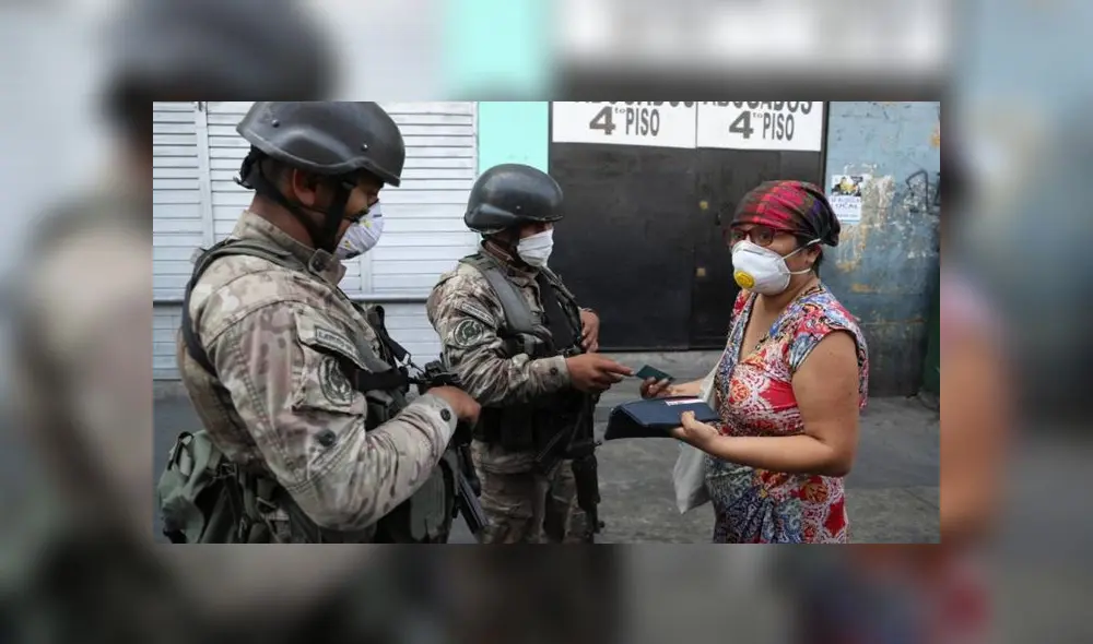 Policía durante el estado de emergencia. Créditos: El Universo. Policía durante el estado de emergencia. Créditos: El Universo.