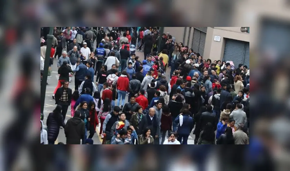 Personas se dan cita en la Plaza de Armas para asistir al evento “Serenata al Perú”. (Foto: La República) Personas se dan cita en la Plaza de Armas para asistir al evento “Serenata al Perú”. (Foto: La República)